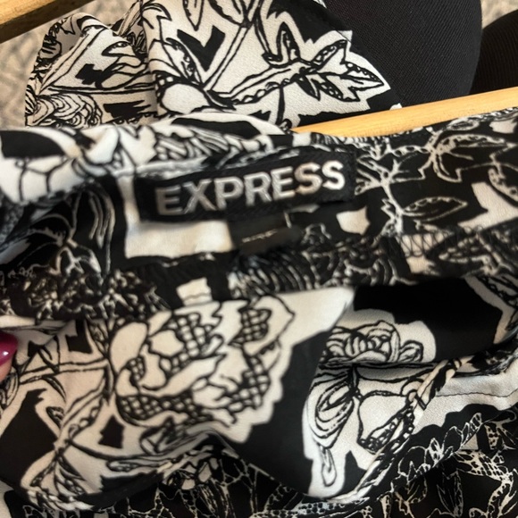 Express Floral sleeveless top, adjustable straps, keyhole open back. Size XS - Picture 3 of 3